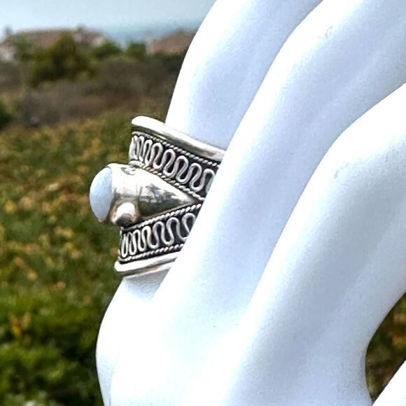 Suarti Bali Sterling Silver & Blue Agate Wide Scroll Band Ring - Picture 4 of 10